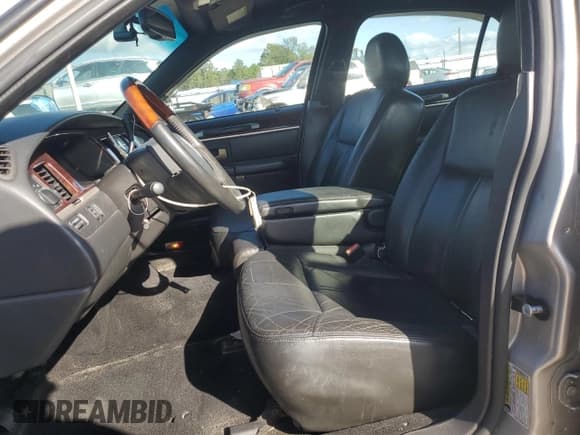 ✅ 2008 Lincoln Town Car Limited • VIN: 2LNHM82W78X645471 • Lot: 85371405. Wystawiony na Copart z przebiegiem 113 689 mil. Bezpłatny archiwum sprzedaży aukcyjnych z USA i szczegółowy raport historii pojazdu na DreamBid. Zdjęcie 7.