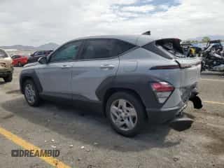 2024 Hyundai Kona SE z VIN KM8HA3AB3RU098282, wystawiony jako Copart lot #70497825 z przebiegiem 15 247 mil mil oraz Szkoda całkowita • Salvage title. Historia ofert i sprzedaży dostępna na DreamBid. Obrazek 2.