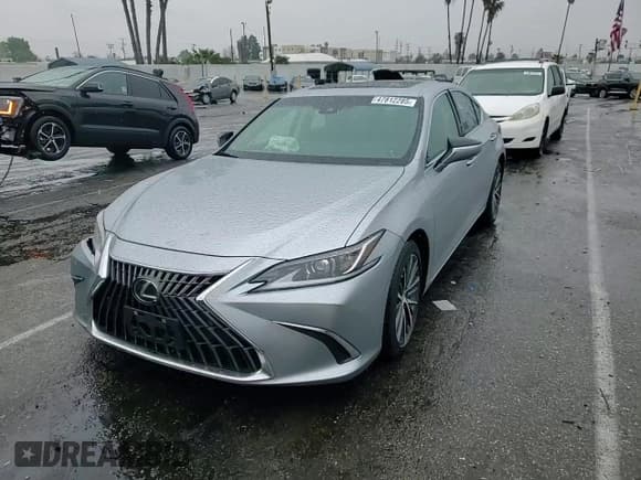 ✅ 2025 Lexus ES 300h • VIN: 58ADA1C1XSU056777 • Lot: 47812285. Wystawiony na Copart z przebiegiem 1 585 mil. Bezpłatny archiwum sprzedaży aukcyjnych z USA i szczegółowy raport historii pojazdu na DreamBid. Zdjęcie 10.