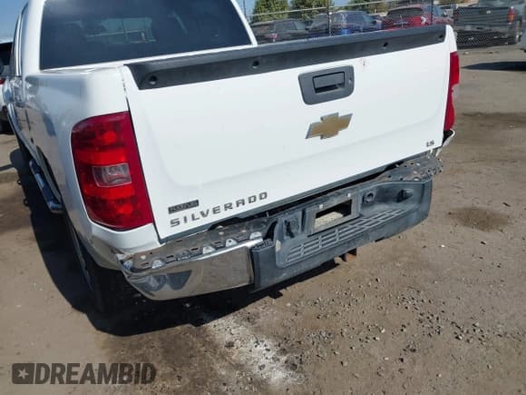 ✅ 2011 Chevrolet Silverado 1500 LS • VIN: 3GCPCREA5BG408018 • Lot: 43217341. Wystawiony na IAAI z przebiegiem 190 884 mil. Bezpłatny archiwum sprzedaży aukcyjnych z USA i szczegółowy raport historii pojazdu na DreamBid. Zdjęcie 19.