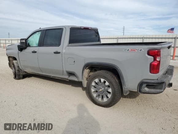 ✅ 2024 Chevrolet Silverado 2500HD Custom • VIN: 2GC4YMEY2R1251796 • Lot: 90911515. Wystawiony na Copart z przebiegiem 35 634 mil. Bezpłatny archiwum sprzedaży aukcyjnych z USA i szczegółowy raport historii pojazdu na DreamBid. Zdjęcie 2.