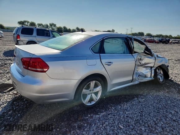 ✅ 2014 Volkswagen Passat S • VIN: 1VWAS7A35EC024457 • Лот: 71877215. Опубликован ранее на Copart с пробегом 83 423 миль. Бесплатный доступ к архиву аукционных продаж из США и подробный отчёт об истории автомобиля на DreamBid. Изображение 3.