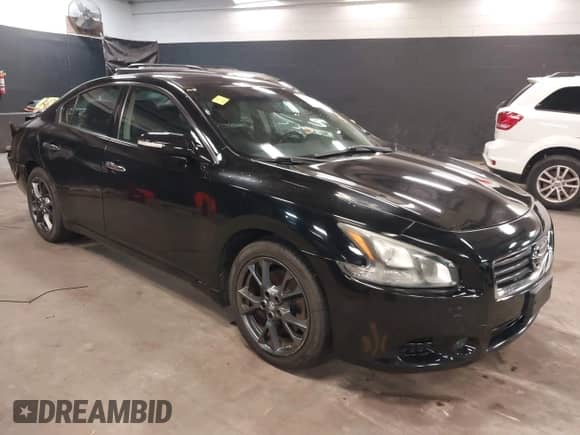2012 Nissan Maxima S z VIN 1N4AA5AP9CC863172, wystawiony jako IAAI lot #42120073 z przebiegiem 102 500 mil mil oraz . Historia ofert i sprzedaży dostępna na DreamBid. Obrazek 1.