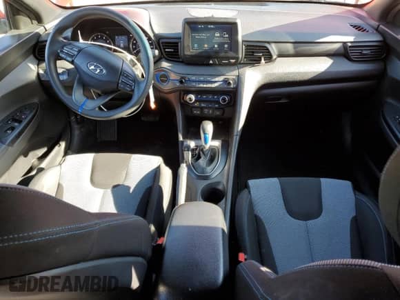 2019 Hyundai Veloster Premium z VIN KMHTG6AF6KU016600, wystawiony jako Copart lot #88659075 z przebiegiem 98 404 mil mil oraz Szkoda całkowita • Salvage title. Historia ofert i sprzedaży dostępna na DreamBid. Obrazek 8.