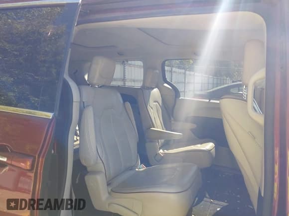 ✅ 2018 Chrysler Pacifica Limited • VIN: 2C4RC1GG4JR106594 • Lot: 43415374. Wystawiony na IAAI z przebiegiem 134 132 mil. Bezpłatny archiwum sprzedaży aukcyjnych z USA i szczegółowy raport historii pojazdu na DreamBid. Zdjęcie 8.