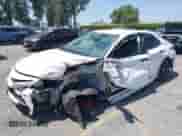 2022 Toyota Camry SE z VIN 4T1T11AK9NU047717, wystawiony jako IAAI lot #42316618 z przebiegiem 86 410 mil mil oraz . Historia ofert i sprzedaży dostępna na DreamBid. Obrazek 2.