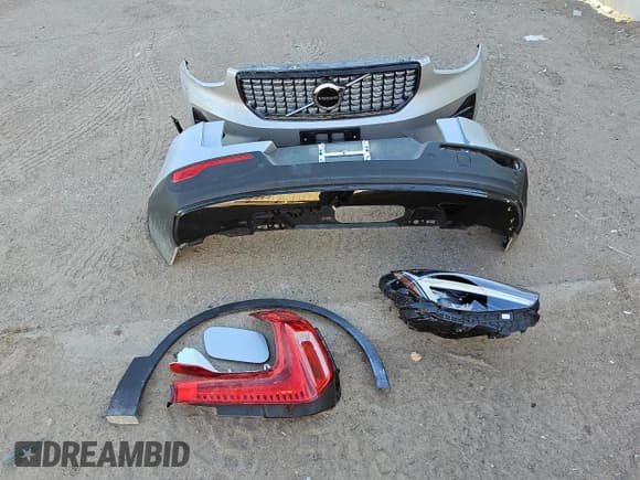 ✅ 2024 Volvo XC40 Core Bright Theme • VIN: YV4L12UKXR2338084 • Lot: 82856034. Listed on Copart with 9,443 mi. Free auction sales archive from the USA and detailed vehicle history report at DreamBid. Image 13.