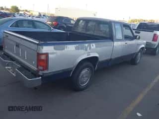 1990 Dodge Dakota z VIN 1B7GL23XXLS658752, wystawiony jako IAAI lot #42627157 z przebiegiem 133 205 mil mil oraz . Historia ofert i sprzedaży dostępna na DreamBid. Obrazek 4.