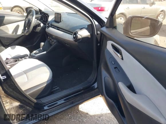 ✅ 2019 Toyota Yaris LE • VIN: 3MYDLBYV0KY516504 • Lot: 43354136. Wystawiony na IAAI z przebiegiem 139 690 mil. Bezpłatny archiwum sprzedaży aukcyjnych z USA i szczegółowy raport historii pojazdu na DreamBid. Zdjęcie 5.