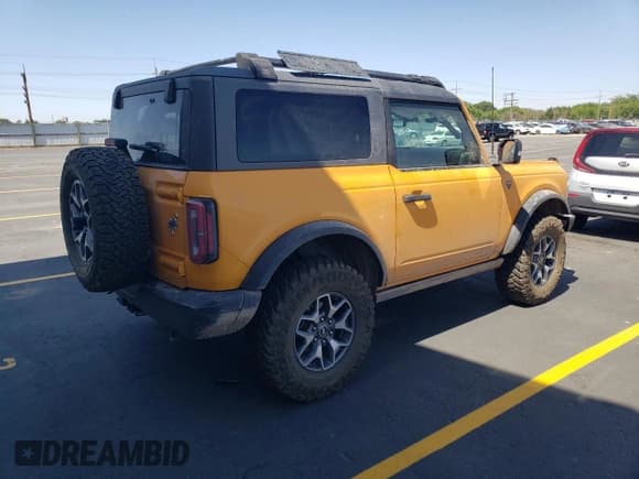 ✅ 2021 Ford Bronco • VIN: 1FMDE5CP8MLA64599 • Lot: 61614225. Wystawiony na Copart z przebiegiem 34 684 mil. Bezpłatny archiwum sprzedaży aukcyjnych z USA i szczegółowy raport historii pojazdu na DreamBid. Zdjęcie 3.