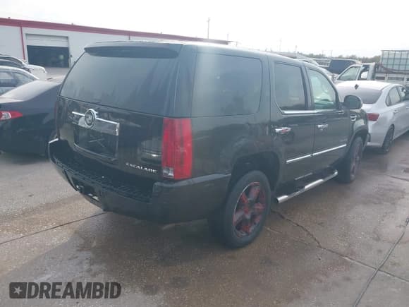 ✅ 2009 Cadillac Escalade • VIN: 1GYFK23239R295904 • Lot: 43611993. Wystawiony na IAAI z przebiegiem 172 293 mil. Bezpłatny archiwum sprzedaży aukcyjnych z USA i szczegółowy raport historii pojazdu na DreamBid. Zdjęcie 4.
