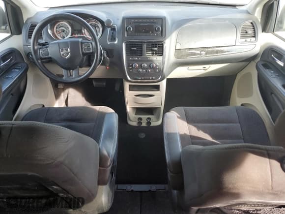 ✅ 2017 Dodge Grand Caravan SE • VIN: 2C4RDGBG4HR568333 • Lot: 87110755. Wystawiony na Copart z przebiegiem 44 203 mil. Bezpłatny archiwum sprzedaży aukcyjnych z USA i szczegółowy raport historii pojazdu na DreamBid. Zdjęcie 8.