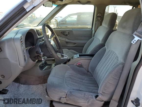 2000 Chevrolet Blazer LT z VIN 1GNDT13W8Y2138536, wystawiony jako Copart lot #82927574 z przebiegiem 175 671 mil mil oraz Szkoda całkowita • Salvage title. Historia ofert i sprzedaży dostępna na DreamBid. Obrazek 7.