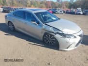 ✅ 2019 Lexus ES 350 • VIN: 58ABZ1B14KU020147 • Lot: 43459048. Wystawiony na IAAI z przebiegiem 32 339 mil. Bezpłatny archiwum sprzedaży aukcyjnych z USA i szczegółowy raport historii pojazdu na DreamBid. Zdjęcie 1.