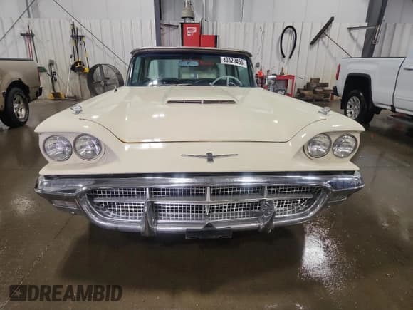 ✅ 1960 Ford Thunderbird • VIN: 0Y71Y187667 • Lot: 80129455. Wystawiony na Copart z przebiegiem 22 907 mil. Bezpłatny archiwum sprzedaży aukcyjnych z USA i szczegółowy raport historii pojazdu na DreamBid. Zdjęcie 5.