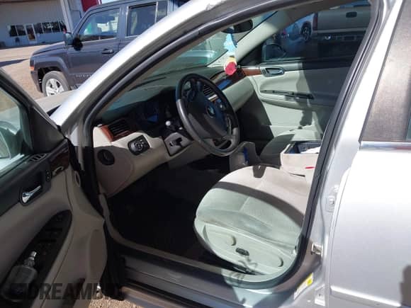 2010 Chevrolet Impala LT z VIN 2G1WB5EN6A1229755, wystawiony jako IAAI lot #43497327 z przebiegiem 180 427 mil mil oraz . Historia ofert i sprzedaży dostępna na DreamBid. Obrazek 12.