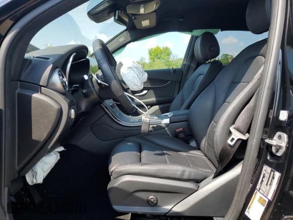 ✅ 2022 Mercedes-Benz GLC 300 • VIN: W1N0G8EB9NG109357 • Lot: 68942285. Wystawiony na Copart z przebiegiem 9 938 mil. Bezpłatny archiwum sprzedaży aukcyjnych z USA i szczegółowy raport historii pojazdu na DreamBid. Zdjęcie 7.