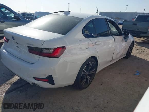 ✅ 2022 BMW 3 Series 330i • VIN: 3MW5R1J01N8C72194 • Lot: 41833596. Listed on IAAI with 24,296 mi. Free auction sales archive from the USA and detailed vehicle history report at DreamBid. Image 4.