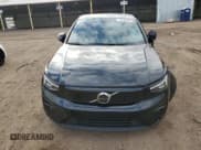 ✅ 2023 Volvo C40 Plus • VIN: YV4ED3GL3P2034098 • Lot: 46739434. Wystawiony na Copart z przebiegiem Nie podano. Bezpłatny archiwum sprzedaży aukcyjnych z USA i szczegółowy raport historii pojazdu na DreamBid. Zdjęcie 5.