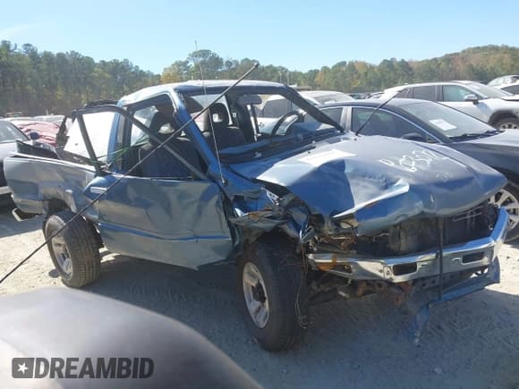 ✅ 1988 Toyota Pickup • VIN: JT4RN63A3J8007852 • Lot: 43526605. Wystawiony na IAAI z przebiegiem 318 004 mil. Bezpłatny archiwum sprzedaży aukcyjnych z USA i szczegółowy raport historii pojazdu na DreamBid. Zdjęcie 1.