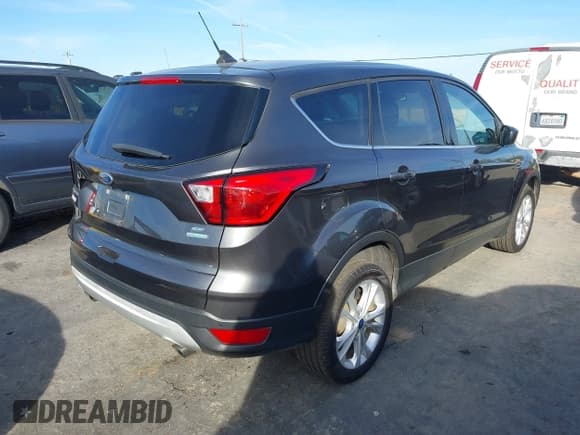 ✅ 2019 Ford Escape SE • VIN: 1FMCU0GDXKUB64423 • Lot: 43629993. Wystawiony na IAAI z przebiegiem 116 858 mil. Bezpłatny archiwum sprzedaży aukcyjnych z USA i szczegółowy raport historii pojazdu na DreamBid. Zdjęcie 4.