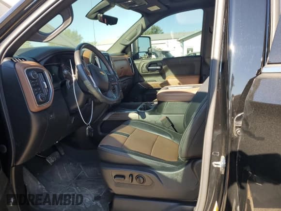 ✅ 2021 Chevrolet Silverado 1500 High Country • VIN: 1GCUYHET8MZ312239 • Lot: 69828424. Wystawiony na Copart z przebiegiem 100 042 mil. Bezpłatny archiwum sprzedaży aukcyjnych z USA i szczegółowy raport historii pojazdu na DreamBid. Zdjęcie 7.