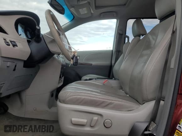 ✅ 2011 Toyota Sienna XLE • VIN: 5TDYK3DC8BS136489 • Лот: 85425445. Опубликован ранее на Copart с пробегом 211 178 миль. Бесплатный доступ к архиву аукционных продаж из США и подробный отчёт об истории автомобиля на DreamBid. Изображение 7.