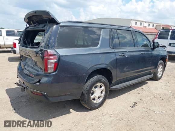 ✅ 2021 Chevrolet Suburban RST • VIN: 1GNSCEKD5MR228825 • Lot: 42916245. Wystawiony na IAAI z przebiegiem 52 657 mil. Bezpłatny archiwum sprzedaży aukcyjnych z USA i szczegółowy raport historii pojazdu na DreamBid. Zdjęcie 4.