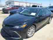 2021 Toyota Camry LE z VIN 4T1R11BK5MU025785, wystawiony jako IAAI lot #42301558 z przebiegiem 47 494 mil mil oraz . Historia ofert i sprzedaży dostępna na DreamBid. Obrazek 2.