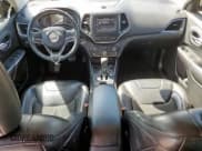 ✅ 2019 Jeep Cherokee Latitude Plus • VIN: 1C4PJLLX5KD128607 • Lot: 84006315. Wystawiony na Copart z przebiegiem 145 512 mil. Bezpłatny archiwum sprzedaży aukcyjnych z USA i szczegółowy raport historii pojazdu na DreamBid. Zdjęcie 8.