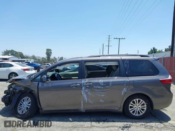 ✅ 2017 Toyota Sienna XLE Auto Access Seat • VIN: 5TDYZ3DC7HS849002 • Lot: 42500603. Listed on IAAI with 106,955 mi. Free auction sales archive from the USA and detailed vehicle history report at DreamBid. Image 18.