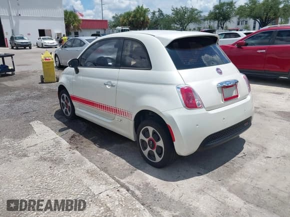 ✅ 2013 FIAT 500e • VIN: 3C3CFFGE0DT744775 • Lot: 43503951. Wystawiony na IAAI z przebiegiem 60 771 mil. Bezpłatny archiwum sprzedaży aukcyjnych z USA i szczegółowy raport historii pojazdu na DreamBid. Zdjęcie 3.