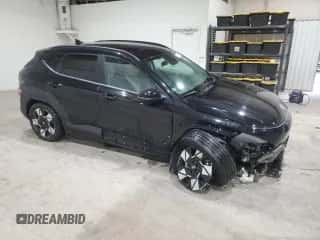 2025 Hyundai Kona SEL with VIN KM8HBCAB8SU200033, listed as a Copart auction lot 44608015 with 8,767 mi miles and Non repairable. Bid and sale history available at DreamBid. Image 4.