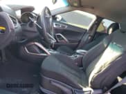 ✅ 2015 Hyundai Veloster • VIN: KMHTC6AD4FU239444 • Lot: 82838834. Wystawiony na Copart z przebiegiem 123 730 mil. Bezpłatny archiwum sprzedaży aukcyjnych z USA i szczegółowy raport historii pojazdu na DreamBid. Zdjęcie 7.