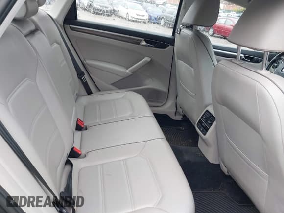 ✅ 2017 Volkswagen Passat SE • VIN: 1VWGT7A36HC067300 • Lot: 43572322. Listed on IAAI with 70,476 mi. Free auction sales archive from the USA and detailed vehicle history report at DreamBid. Image 8.