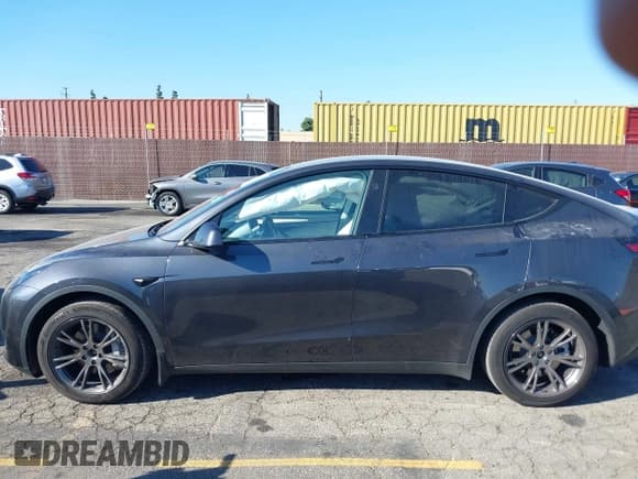 ✅ 2025 Tesla Model Y Long Range • VIN: 7SAYGDEE6SF287880 • Lot: 43529918. Wystawiony na IAAI z przebiegiem 12 513 mil. Bezpłatny archiwum sprzedaży aukcyjnych z USA i szczegółowy raport historii pojazdu na DreamBid. Zdjęcie 14.