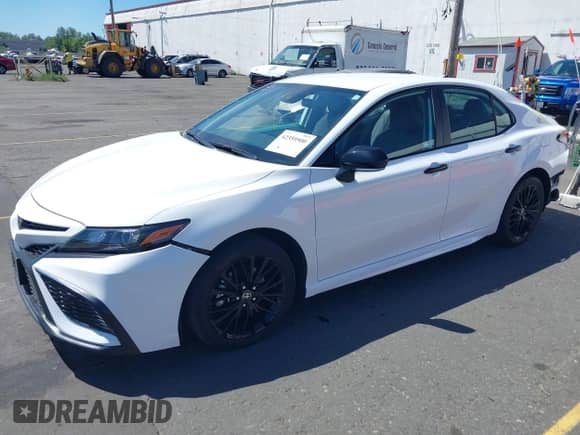 2022 Toyota Camry SE z VIN 4T1G11AK5NU075077, wystawiony jako IAAI lot #42359500 z przebiegiem 35 938 mil mil oraz . Historia ofert i sprzedaży dostępna na DreamBid. Obrazek 2.