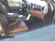 ✅ 2022 Toyota Tundra 1794 Edition • VIN: 5TFMA5DB9NX015571 • Lot: 41730283. Wystawiony na IAAI z przebiegiem 76 429 mil. Bezpłatny archiwum sprzedaży aukcyjnych z USA i szczegółowy raport historii pojazdu na DreamBid. Zdjęcie 5.