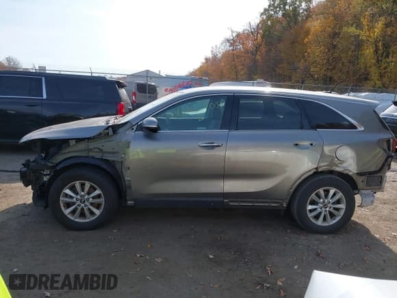 ✅ 2019 Kia Sorento LX • VIN: 5XYPG4A39KG541281 • Lot: 43645408. Wystawiony na IAAI z przebiegiem 121 196 mil. Bezpłatny archiwum sprzedaży aukcyjnych z USA i szczegółowy raport historii pojazdu na DreamBid. Zdjęcie 14.