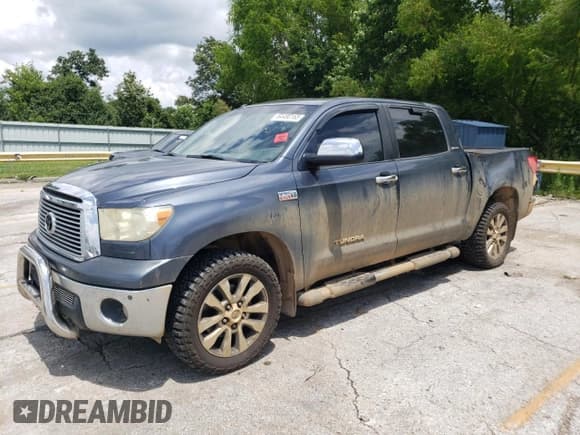 ✅ 2010 Toyota Tundra Limited • VIN: 5TFHW5F14AX137787 • Лот: 64490165. Опубликован ранее на Copart с пробегом 239 990 миль. Бесплатный доступ к архиву аукционных продаж из США и подробный отчёт об истории автомобиля на DreamBid. Изображение 1.