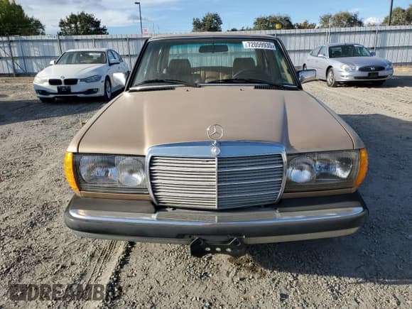 ✅ 1984 Mercedes-Benz 300 D • VIN: WDBAB33A5EA066564 • Lot: 72059935. Listed on Copart with 211,903 mi. Free auction sales archive from the USA and detailed vehicle history report at DreamBid. Image 5.