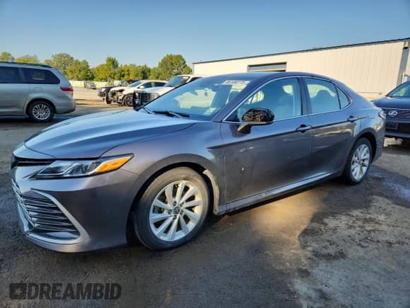 2023 Toyota Camry LE z VIN 4T1C11AK0PU125966, wystawiony jako Copart lot #86100275 z przebiegiem 45 899 mil mil oraz Szkoda całkowita • Salvage title. Historia ofert i sprzedaży dostępna na DreamBid. Obrazek 1.