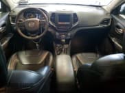 ✅ 2020 Jeep Cherokee Altitude • VIN: 1C4PJMLX0LD527206 • Lot: 69545225. Wystawiony na Copart z przebiegiem 49 934 mil. Bezpłatny archiwum sprzedaży aukcyjnych z USA i szczegółowy raport historii pojazdu na DreamBid. Zdjęcie 8.