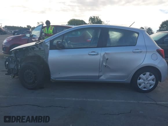 ✅ 2017 Toyota Yaris L • VIN: VNKKTUD3XHA080223 • Лот: 43385003. Опубликован ранее на IAAI с пробегом 232 158 миль. Бесплатный доступ к архиву аукционных продаж из США и подробный отчёт об истории автомобиля на DreamBid. Изображение 14.