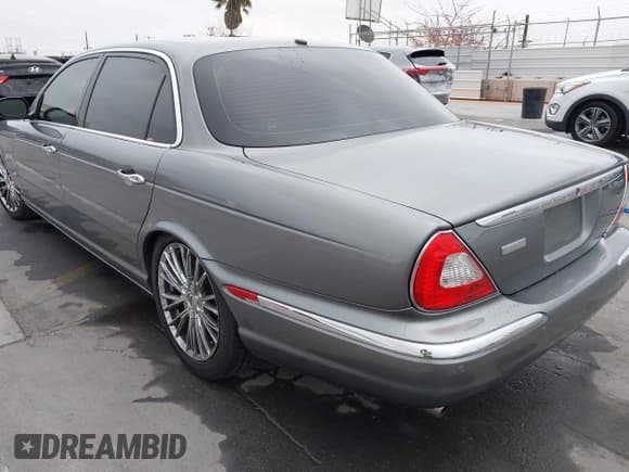 ✅ 2006 Jaguar XJ Vanden Plas • VIN: SAJWA82B76SH10941 • Лот: 42159262. Опубликован ранее на IAAI с пробегом 134 886 миль. Бесплатный доступ к архиву аукционных продаж из США и подробный отчёт об истории автомобиля на DreamBid. Изображение 6.