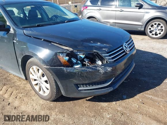 ✅ 2015 Volkswagen Passat S • VIN: 1VWAT7A3XFC078657 • Lot: 43485068. Wystawiony na IAAI z przebiegiem 159 698 mil. Bezpłatny archiwum sprzedaży aukcyjnych z USA i szczegółowy raport historii pojazdu na DreamBid. Zdjęcie 6.