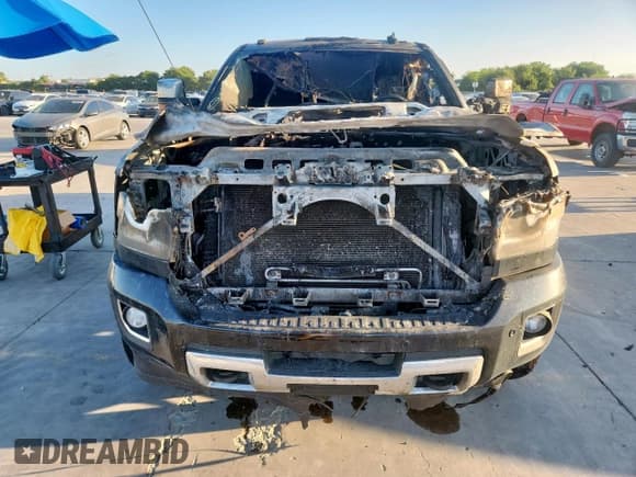 ✅ 2017 GMC Sierra 2500HD Denali • VIN: 1GT12UEY7HF126868 • Lot: 69150075. Wystawiony na Copart z przebiegiem Nie podano. Bezpłatny archiwum sprzedaży aukcyjnych z USA i szczegółowy raport historii pojazdu na DreamBid. Zdjęcie 5.