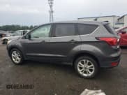 ✅ 2019 Ford Escape SE • VIN: 1FMCU9GDXKUA48739 • Lot: 67376565. Wystawiony na Copart z przebiegiem 58 059 mil. Bezpłatny archiwum sprzedaży aukcyjnych z USA i szczegółowy raport historii pojazdu na DreamBid. Zdjęcie 2.