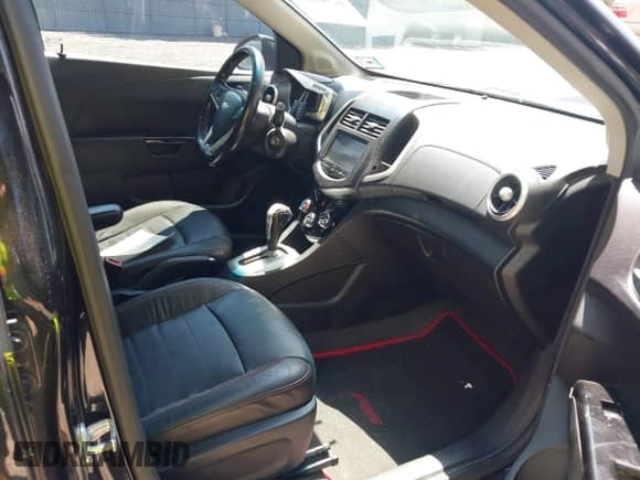 ✅ 2013 Chevrolet Sonic RS • VIN: 1G1JG6SB2D4223228 • Lot: 42941851. Wystawiony na IAAI z przebiegiem 120 433 mil mil. Skorzystaj z bezpłatnego archiwum sprzedaży aukcyjnych z USA i zobacz szczegółowy raport historii pojazdu na DreamBid. Zdjęcie 5.