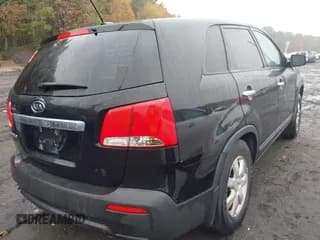 ✅ 2011 Kia Sorento LX • VIN: 5XYKT3A14BG096124 • Lot: 43445665. Wystawiony na IAAI z przebiegiem 156 420 mil. Bezpłatny archiwum sprzedaży aukcyjnych z USA i szczegółowy raport historii pojazdu na DreamBid. Zdjęcie 4.